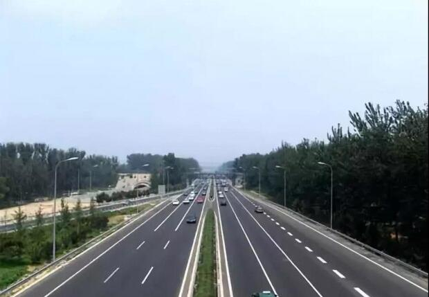 间断性踩油门的操作，能让我们在行驶时省油吗？